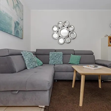 Ostseeallee 32b Ostseeallee 32b 1-1 *