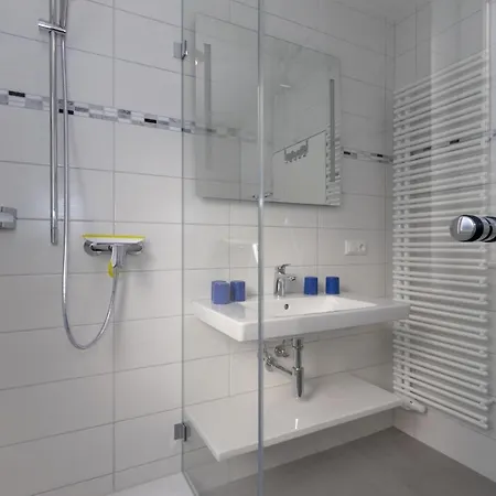 Ostseeallee 32b Ostseeallee 32b 1-1